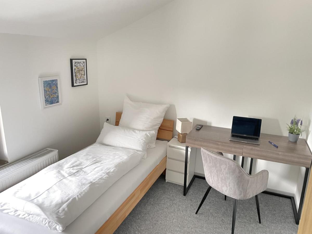 Hotel-Am-Bahnhof Stuttgart-Ditzingen Zimmer foto