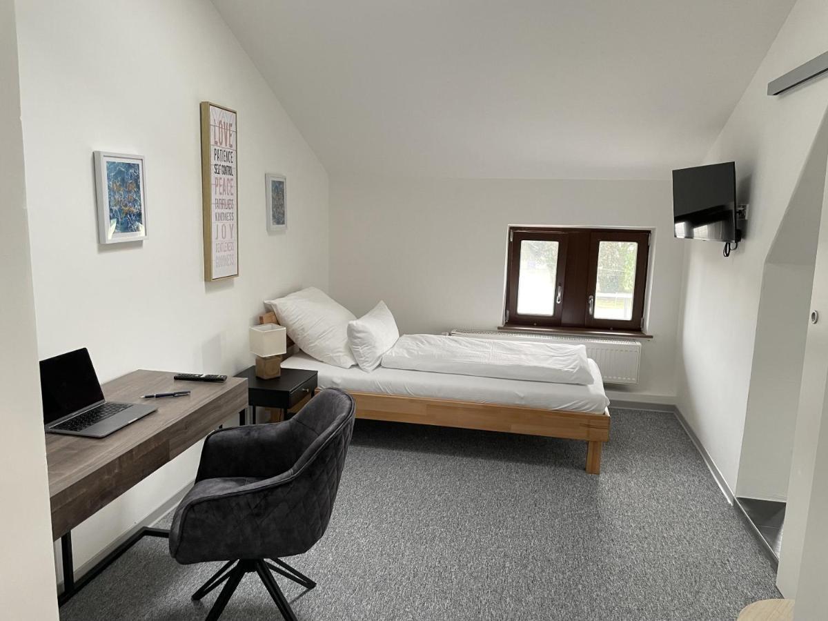 Hotel-Am-Bahnhof Stuttgart-Ditzingen Zimmer foto